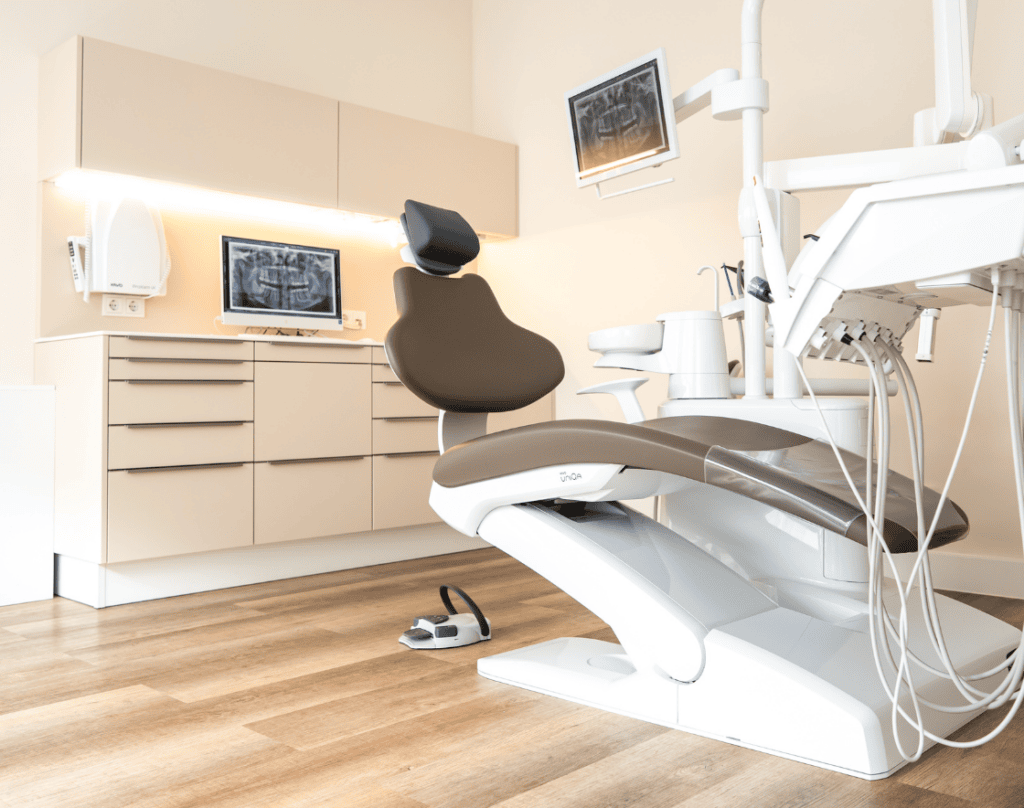 Zahnarztstuhl und Werkzeuge